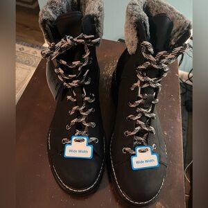 Time and Tru Wide Width Hiker Boots Memory Foam. Women, Black